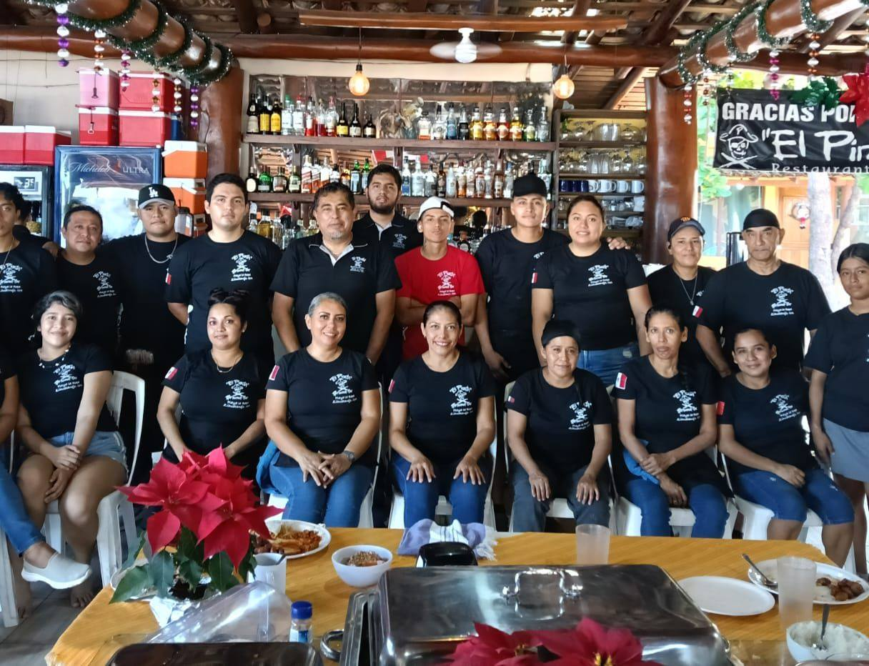 Ambiente del restaurante El Pirata en la playa