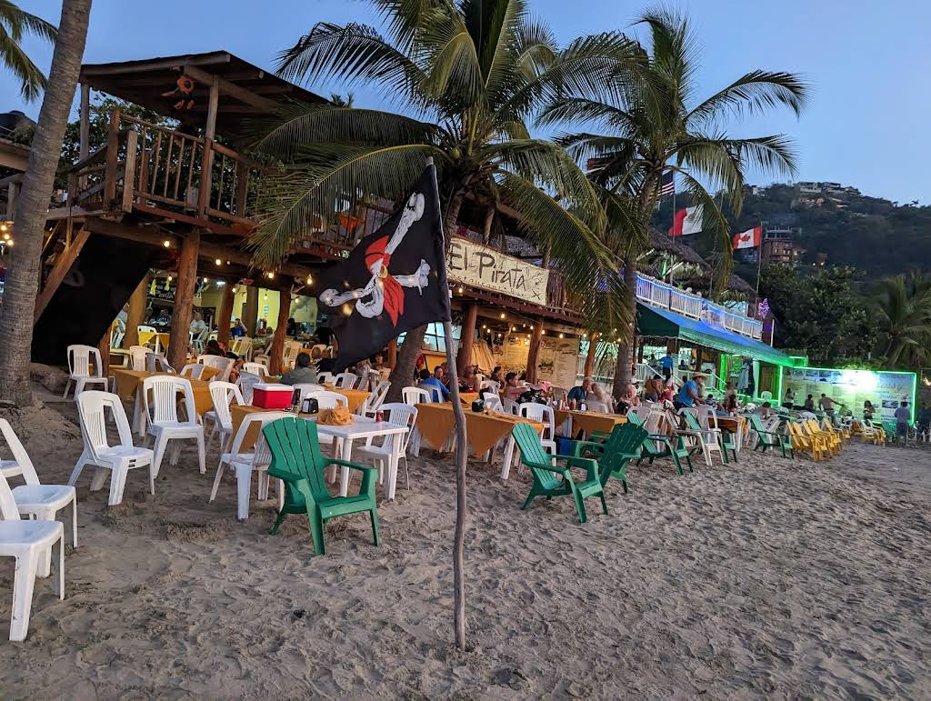 Ambiente del restaurante El Pirata en la playa